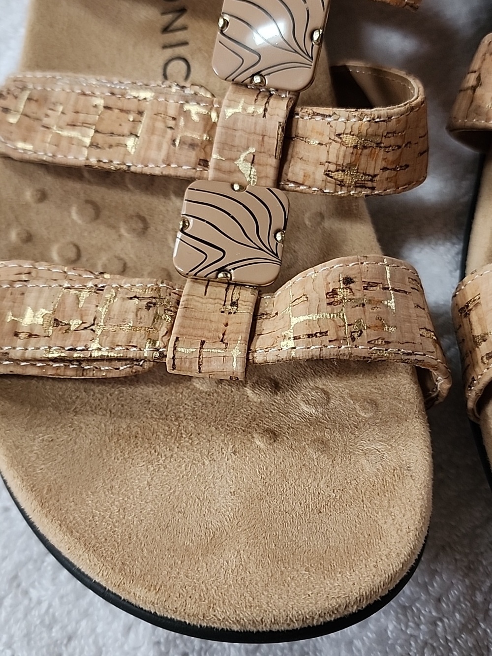 Vionic Amber Women's Cork-Textured Tan & Gold Sandals Size 9 Preowned - Picture 2 of 10